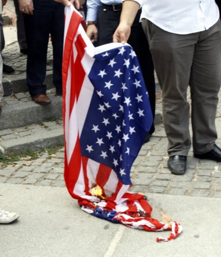 Saadetli gençler Amerika bayrağı yaktı