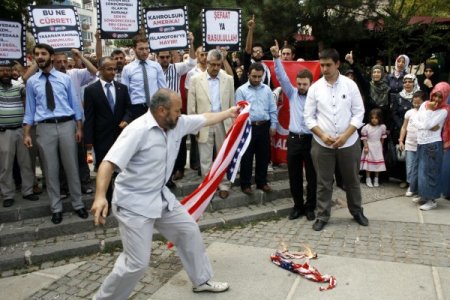 Saadetli gençler Amerika bayrağı yaktı