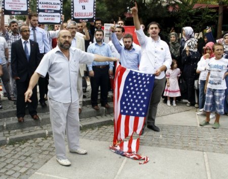 Saadetli gençler Amerika bayrağı yaktı