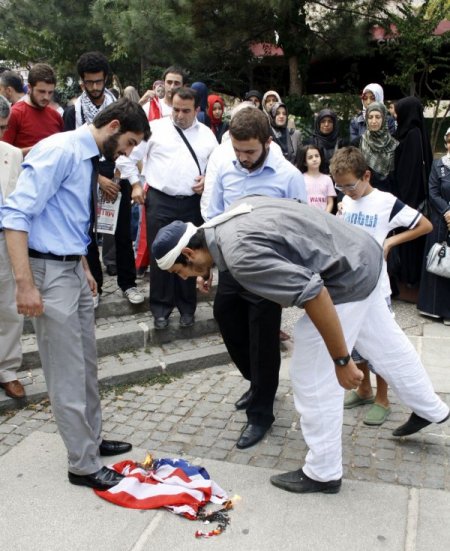 Saadetli gençler Amerika bayrağı yaktı