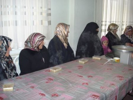 Saadetli Kadınlar Aşure Dağıttı