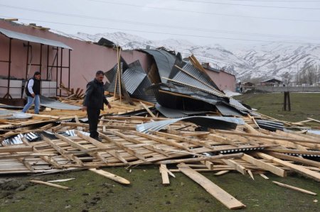 Saatteki hızı 86 kilometreyi bulan fırtına çatıları uçurdu