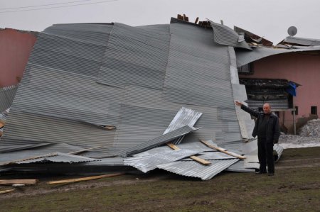 Saatteki hızı 86 kilometreyi bulan fırtına çatıları uçurdu