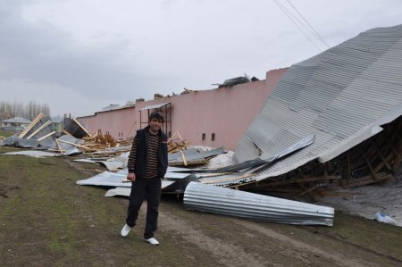 Saatteki hızı 86 kilometreyi bulan fırtına çatıları uçurdu