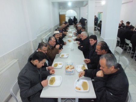 Sabah namazını camide kılan cemaate kahvaltı ikramı