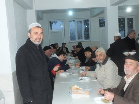 Sabah namazını camide kılan cemaate kahvaltı ikramı