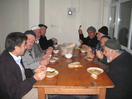 Sabah namazını camide kılan cemaate kahvaltı ikramı