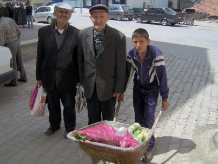 Sabah Okula Gidip, Öğlen Hamallık Yaparak Harçlık Biriktiriyorlar