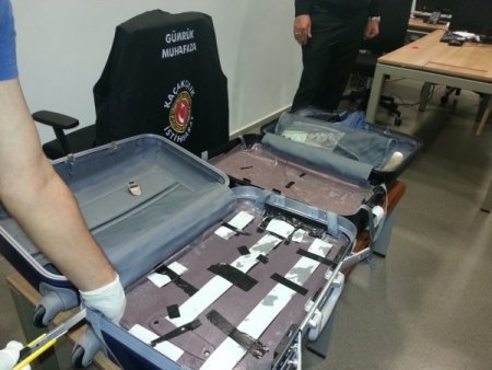 Sabiha Gökçen'de, valiz içinde 80 bin adet uyuşturucu hap ele geçirildi