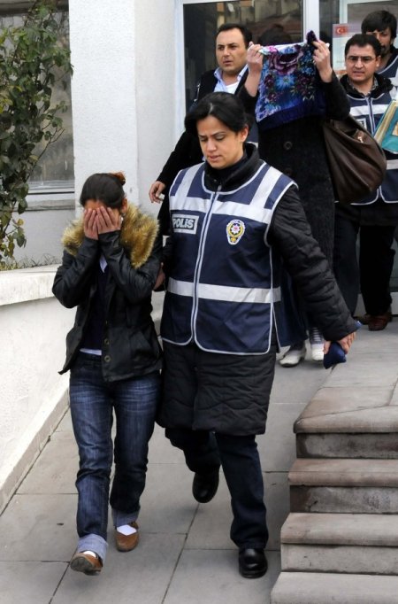 Saç Tokalı Bayan Hırsızlar Tutuklandı