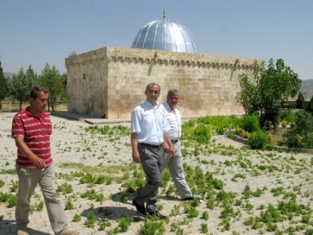Sa'd Bin Ebi Vakkas Hazretlerinin Makamının Kubbesi Kurşunla Kaplandı