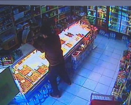 Sadaka Kutusunu Çalan Hırsızı Kuruyemiş Küreğiyle Kovaladı