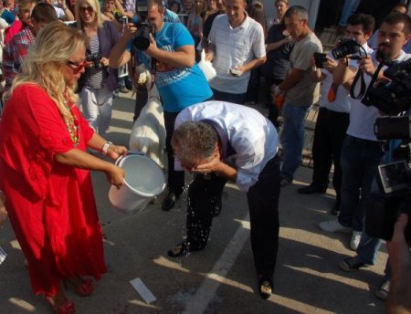 Safiye Soyman keçi sütü yarışmasına katıldı, Bolulular kahkahaya boğuldu