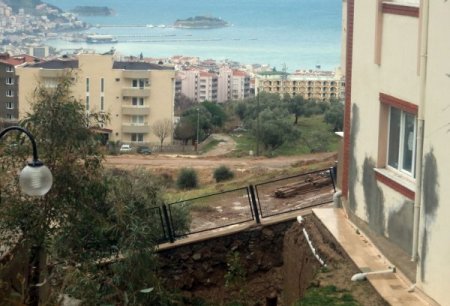 Sağanak istinat duvarını yıktı, bina boşaltıldı