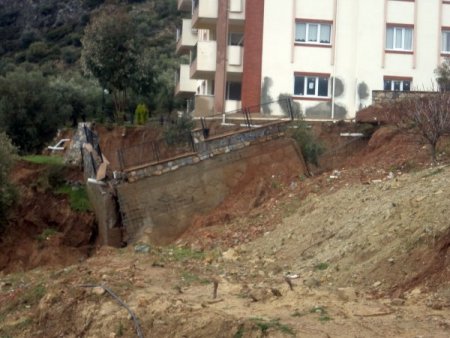 Sağanak istinat duvarını yıktı, bina boşaltıldı