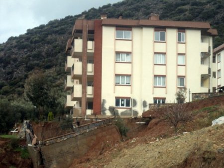 Sağanak istinat duvarını yıktı, bina boşaltıldı