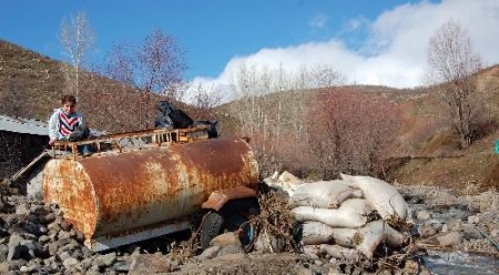 Sağanak Nedeniyle Hayvanlar Telef Oldu, 60 Ton Yem Sel Sularına Kapıldı
