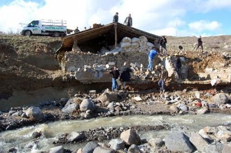 Sağanak Nedeniyle Hayvanlar Telef Oldu, 60 Ton Yem Sel Sularına Kapıldı