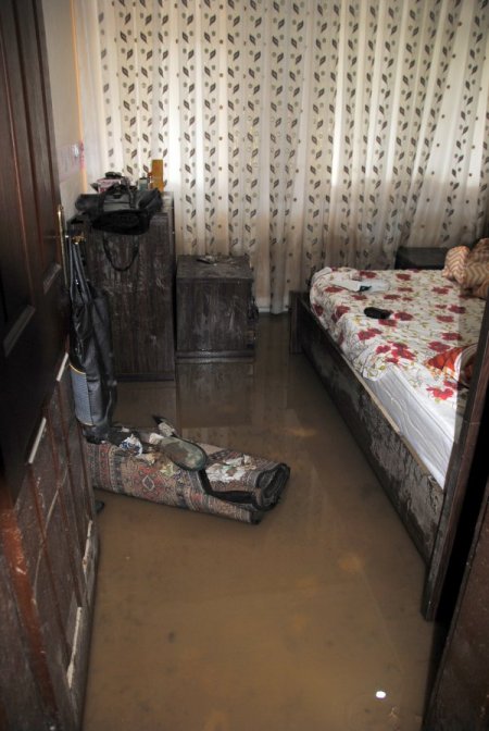 Sağanak yağış, Manavgat'ta 15 dairenin eşyalarını kullanılamaz hale getirdi