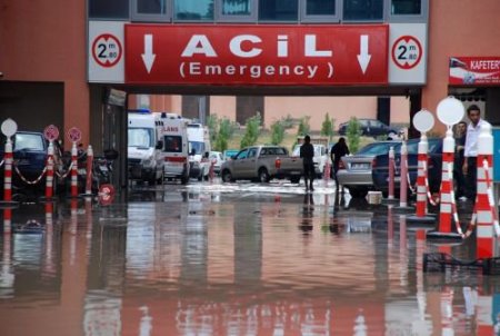 Sağanak Yağış Acil Servistekileri Mahsur Bıraktı