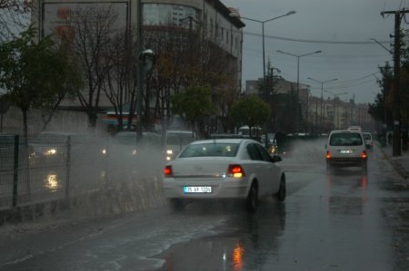 Sağanak yağış hayatı felç etti