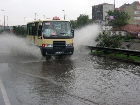 Sağanak Yağış İstanbul'da Trafiği Felç Etti