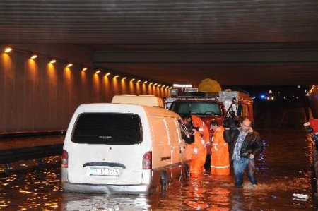 Sağanak Yağış İzmir'de Su Baskınlarına Neden Oldu