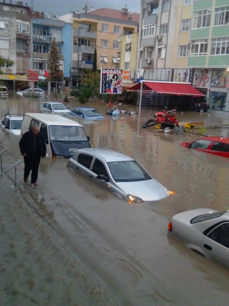 Sağanak yağış İzmir'i göle çevirdi