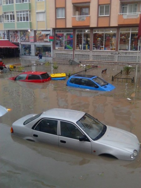 Sağanak yağış İzmir'i göle çevirdi