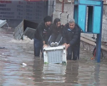 Sağanak yağış İzmir'i göle çevirdi