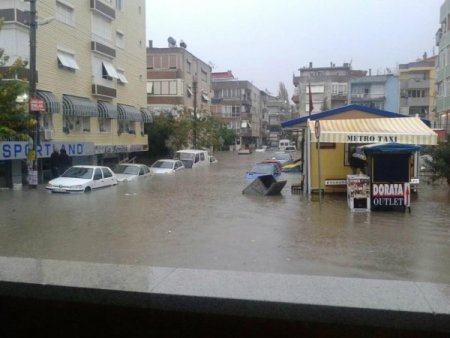 Sağanak yağış İzmir'i göle çevirdi