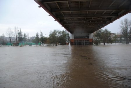 Sağanak yağış Manavgat Irmağı kenarındaki işletmeleri su altında bıraktı