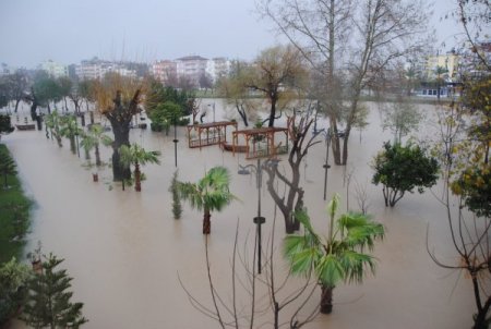 Sağanak yağış Manavgat Irmağı kenarındaki işletmeleri su altında bıraktı