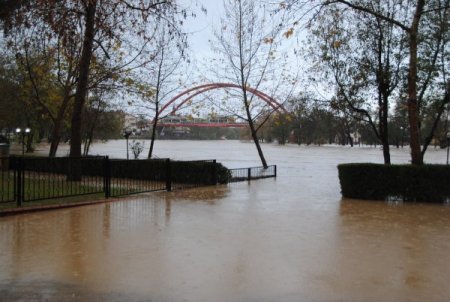 Sağanak yağış Manavgat Irmağı kenarındaki işletmeleri su altında bıraktı