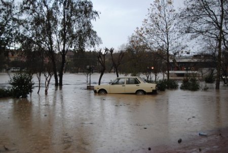 Sağanak yağış Manavgat Irmağı kenarındaki işletmeleri su altında bıraktı