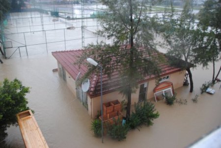 Sağanak yağış Manavgat Irmağı kenarındaki işletmeleri su altında bıraktı