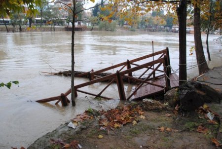 Sağanak yağış Manavgat Irmağı'nda su seviyesini yükseltti