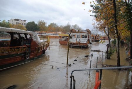 Sağanak yağış Manavgat Irmağı'nda su seviyesini yükseltti