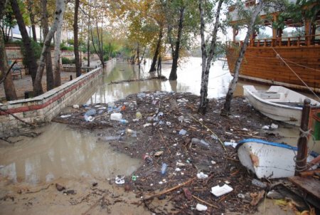Sağanak yağış Manavgat Irmağı'nda su seviyesini yükseltti