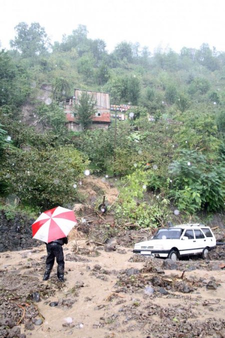 Sağanak yağış sele neden oldu, okullar tatil edildi