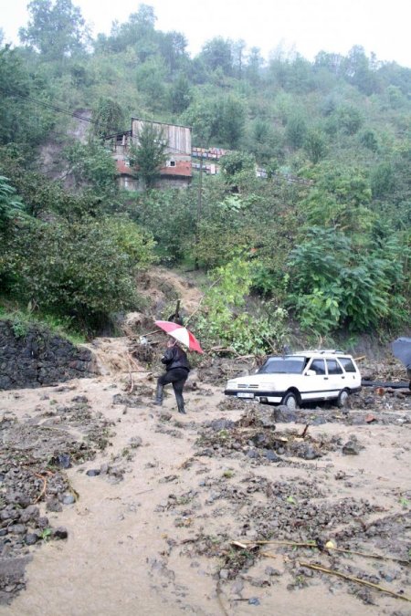 Sağanak yağış sele neden oldu, okullar tatil edildi