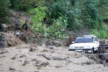 Sağanak yağış sele neden oldu, okullar tatil edildi