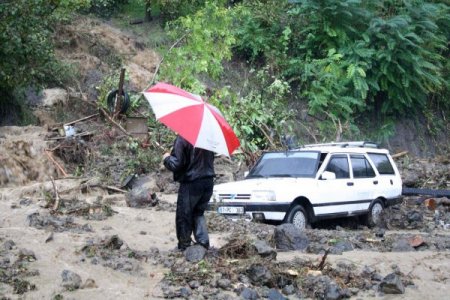 Sağanak yağış sele neden oldu, okullar tatil edildi