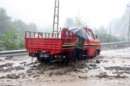 Sağanak yağış sele neden oldu, okullar tatil edildi