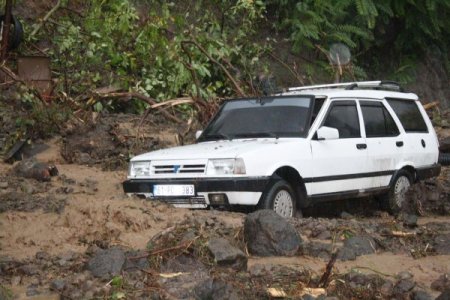 Sağanak yağış sele neden oldu, okullar tatil edildi