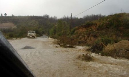 Sağanak Yağış Taşağıl-çardak Köyü Yolunu 25 Dakika Trafiğe Kapattı