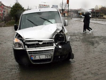 Sağanak Yağış Trafik Kazasına Neden Oldu