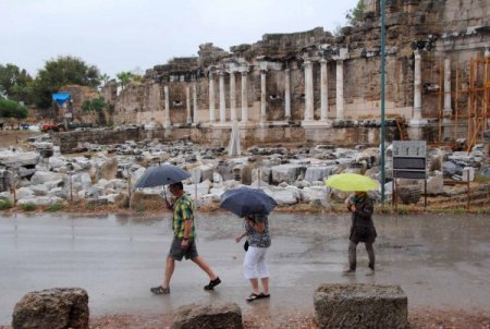 Sağanak yağış ve fırtına Manavgat'ta hayatı olumsuz etkiliyor