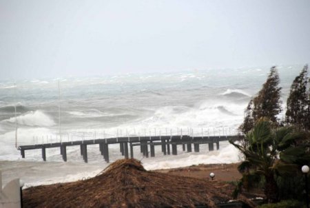 Sağanak yağış ve fırtına Manavgat'ta hayatı olumsuz etkiliyor