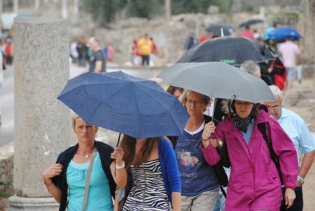 Sağanak yağış ve fırtına Manavgat'ta hayatı olumsuz etkiliyor